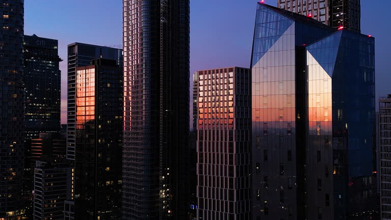 https://media.gettyimages.com/id/2197594034/video/canary-wharf-skyline-at-dusk.jpg?b=1&s=640x640&k=20&c=Dwutb36Un1b9v8BYs-rhHV2Kb2QaTNcNOMRBNiLn22o=